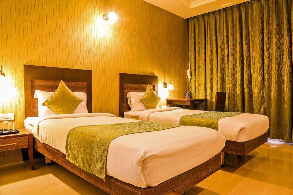 Hotel Tourist International Pune Extérieur photo